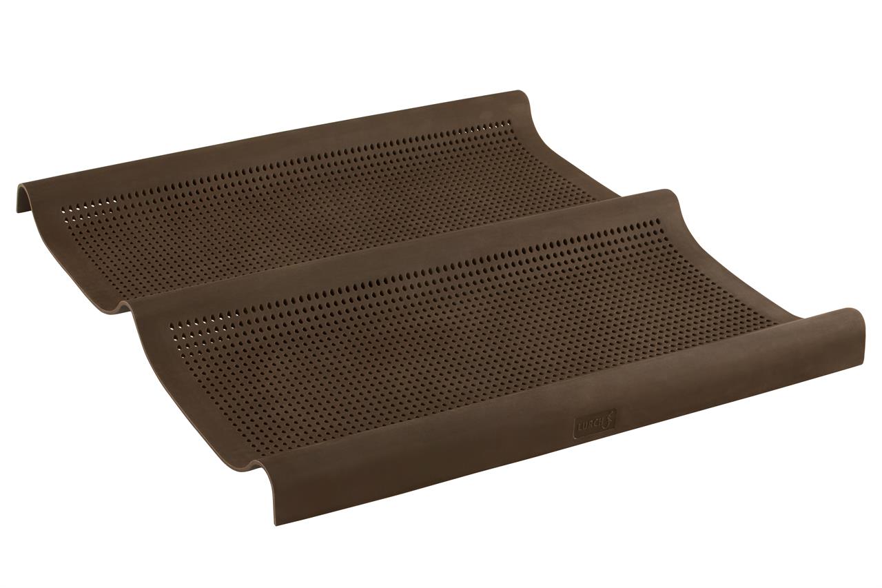 Das Bild zeigt eine braune, perforierte Backform mit zwei Mulden für Ciabatta-Brote. Die Flexiform Ciabatta misst 29,5 x 26 cm und eignet sich zum gleichmäßigen Backen.