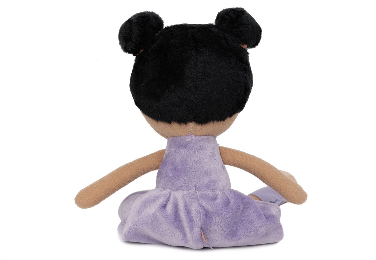 Das Bild zeigt eine Kuscheltier-Puppe mit schwarzem Haar und zwei Duttfrisuren. Sie trägt ein lila Kleid und sitzt mit dem Rücken zur Kamera.