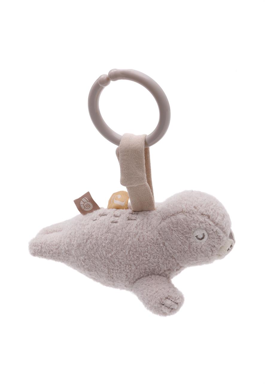 Der Kinderwagen-Anhänger "Deepsea Seal" zeigt eine weiche, graue Robbe. Er hat einen Befestigungsring zum einfachen Anbringen am Kinderwagen.