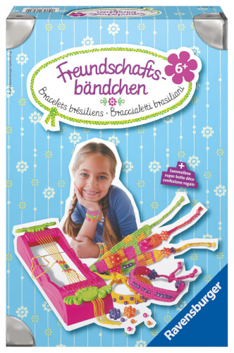 Auf der Verpackung ist ein Mädchen zu sehen, das bunte Freundschaftsbänder trägt. Das Set heißt „Freundschaftsbändchen“ und ist von Ravensburger.
