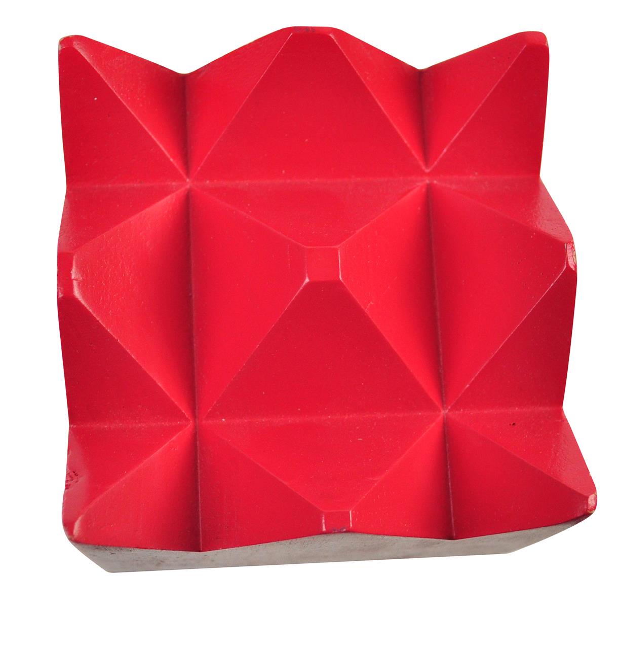 Das Bild zeigt einen roten, geometrisch geformten Holzwürfel namens „Kubb Pro Rubberwood Red King“. Die Oberfläche ist mit klaren Linien und dreieckigen Mustern gestaltet.