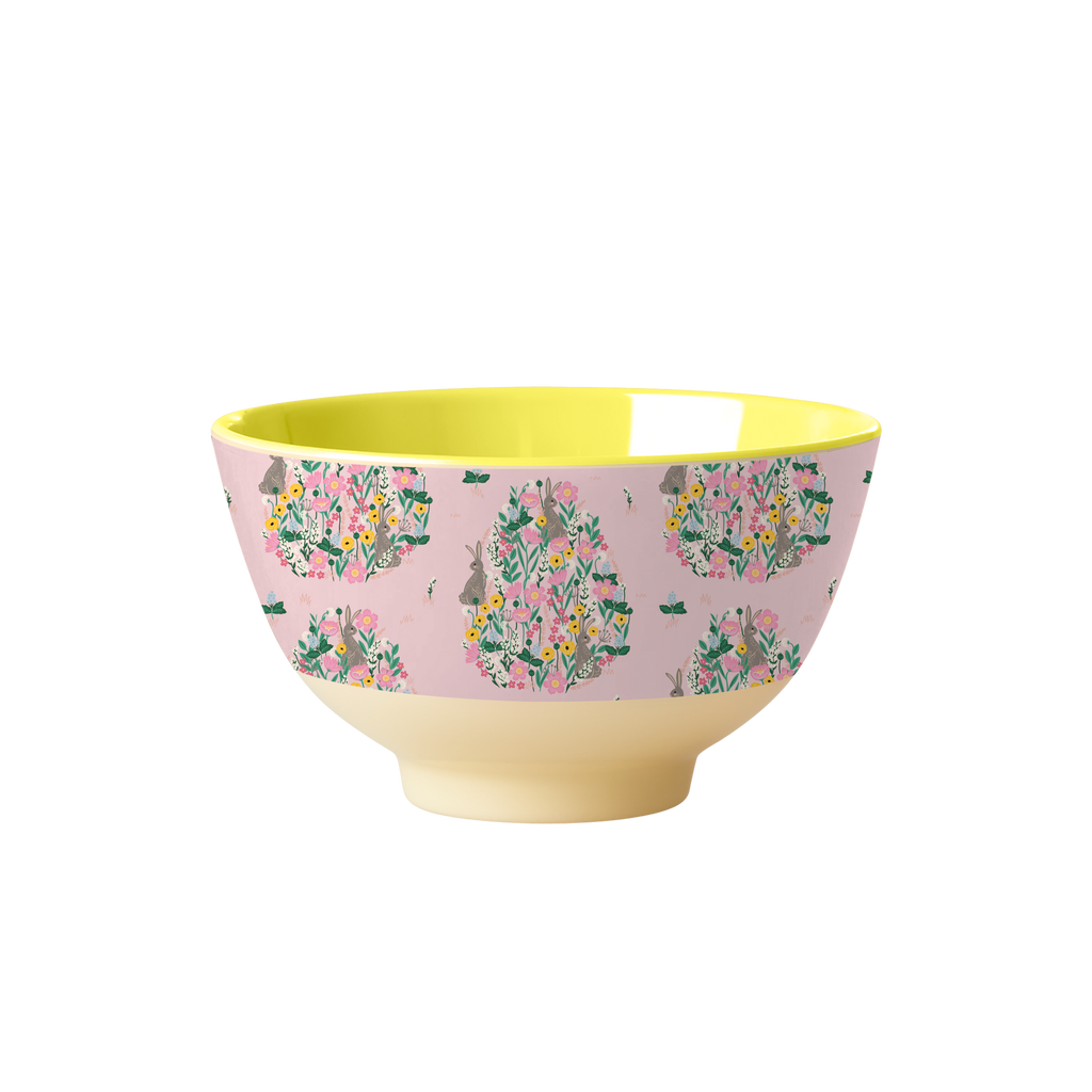 Die Schüssel besteht aus Melamin und ist klein. Sie hat ein zweifarbiges Design mit einem Hasenmotiv und Blumen auf der Außenseite.