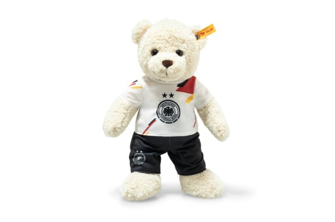 Teddybär Mila 30 vanille DFB ist ein cremefarbener Teddybär mit Fußballmotiv. Der Plüschbär eignet sich bestens für Fußballfans.