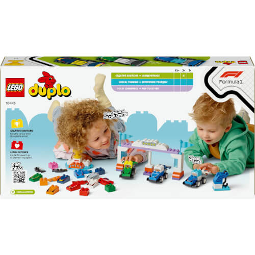Auf dem Bild spielen zwei Kinder mit LEGO Duplo Formel 1-Autos und bunten Bausteinen. Die Verpackung zeigt das LEGO Duplo Set mit verschiedenen Autos und einer kleinen Rennstrecke.