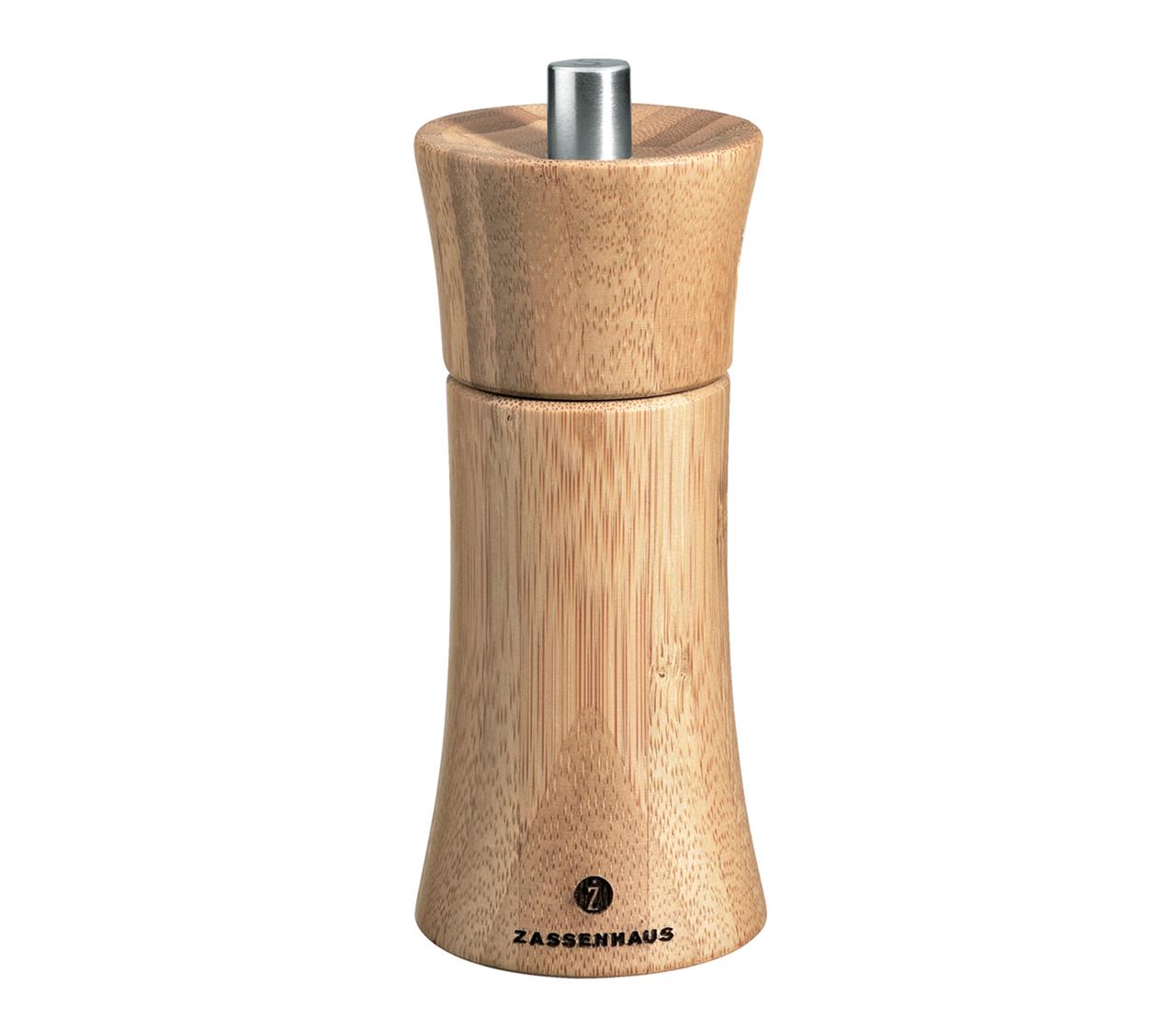 Die Abbildung zeigt eine Salzmühle aus Bambus mit einer Höhe von 14 cm. Das Produkt hat ein schlichtes, naturbelassenes Design und trägt den Aufdruck "Zassenhaus" unten.