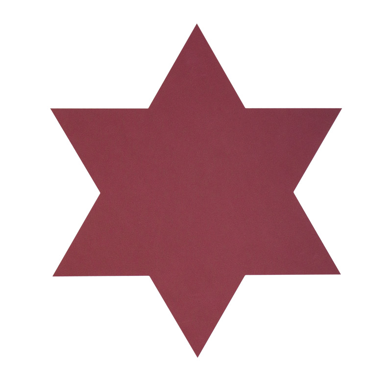 Das Bild zeigt eine sternförmige, rote Tischunterlage. Die Maße der Unterlage sind 34,5 x 34,5 cm.