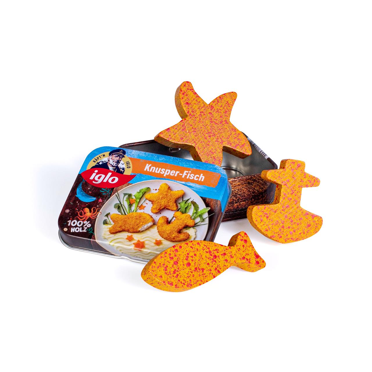 Das Bild zeigt das Produkt "Knusper-Fisch" von Iglo in einer Dose. Vor der Dose liegen drei knusprige Fischstäbchen in verschiedenen maritimen Formen.