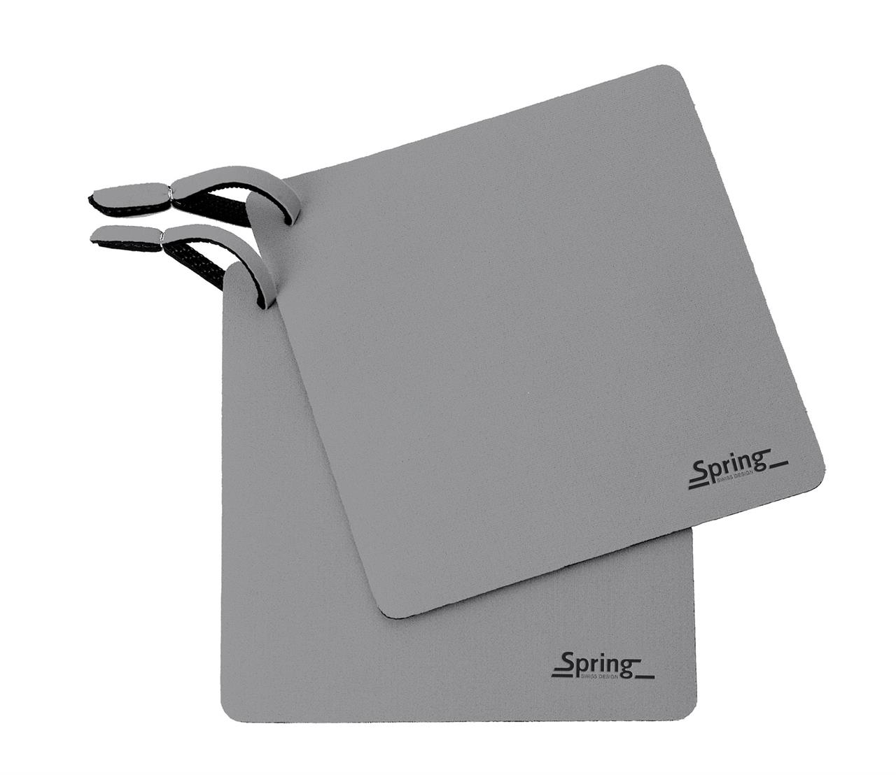 Auf dem Bild sind zwei graue Topflappen zu sehen. Sie haben jeweils eine Schlaufe zum Aufhängen und die Aufschrift "Spring" in der Ecke.