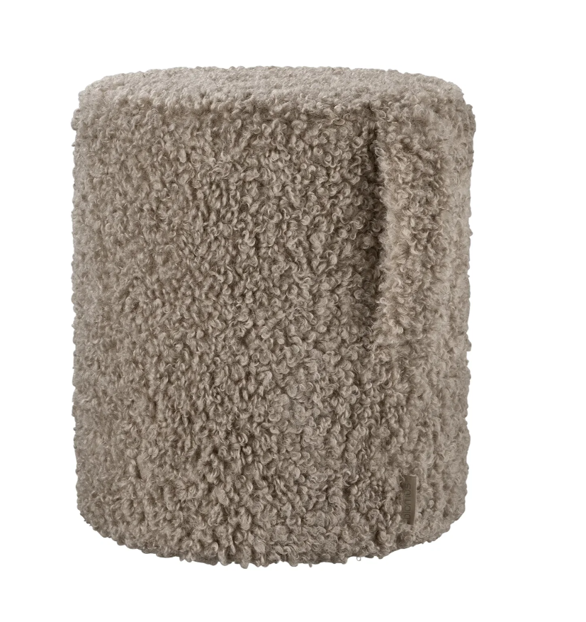 Hier ist der Hocker -TEDDY- in der Farbe Fungi abgebildet. Der Hocker bietet eine bequeme Sitzgelegenheit und hat eine helle, natürliche Farbgebung.