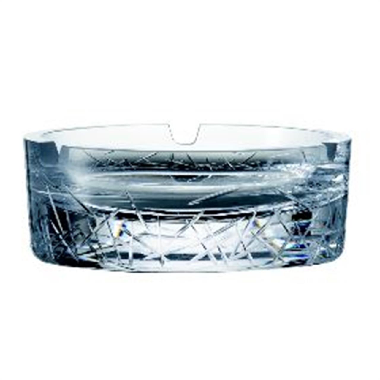 Das Bild zeigt einen Zigarrenascher aus klarem Kristallglas mit feinen Schliffmustern. Er ist rund und hat eine Kerbe am Rand für Zigarren.