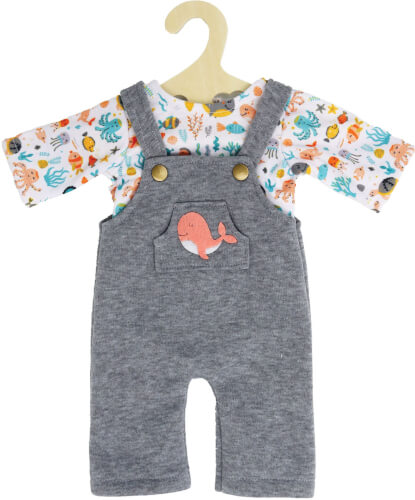 Auf dem Bild ist ein süßer Baby-Strampler mit grauen Latzhosen und einer bunten Unterwasserwelt-Muster auf dem Shirt zu sehen. Auf der Latzhose befindet sich eine kleine rosa Wal-Applikation auf der Brusttasche.