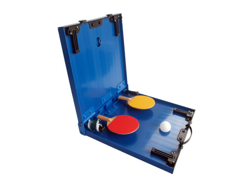 Auf dem Bild ist ein aufklappbarer blauer Koffer zu sehen, in dem zwei Tischtennisschläger und ein Ball liegen. Der eine Schläger ist rot, der andere gelb.