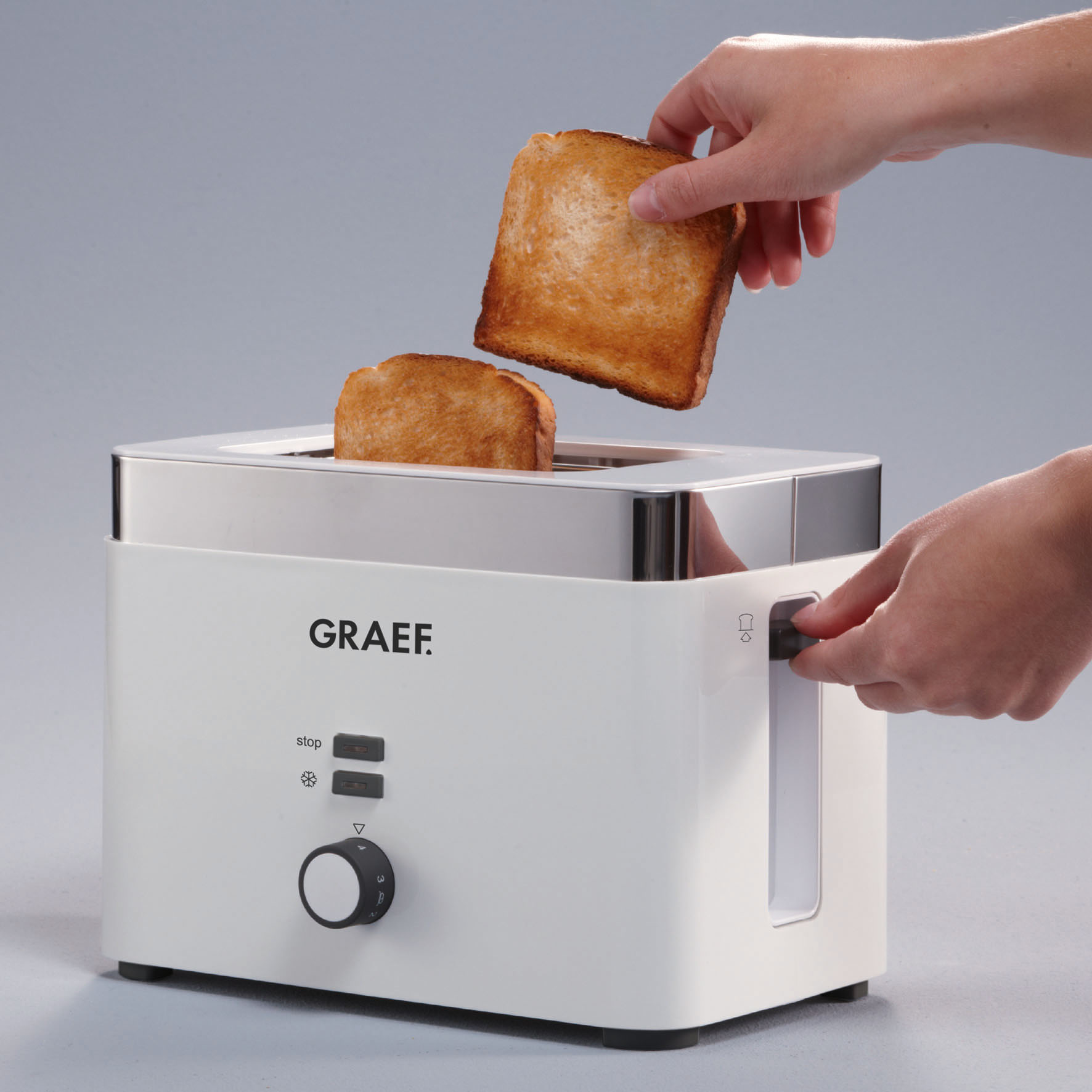 Ein weißer Toaster TO61 mit Nachhebevorrichtung. Der Toaster ermöglicht ein einfaches Herausnehmen der Brotscheiben.