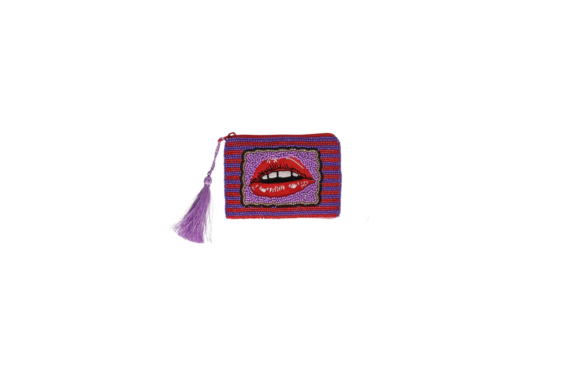 Dies ist die Elodie Kosmetiktasche in Größe XS mit Lippen-Motiv in Rot und Lila. Sie ist kompakt und passt perfekt in jede Handtasche.