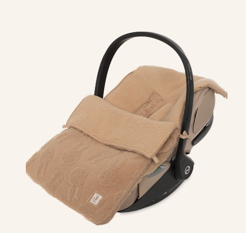 Abgebildet ist ein Fußsack der Gruppe 0+ mit 3/5-Punkt-System der Marke Miffy Jacquard Teddy. Der Fußsack hält Babys sicher und warm im Autositz.