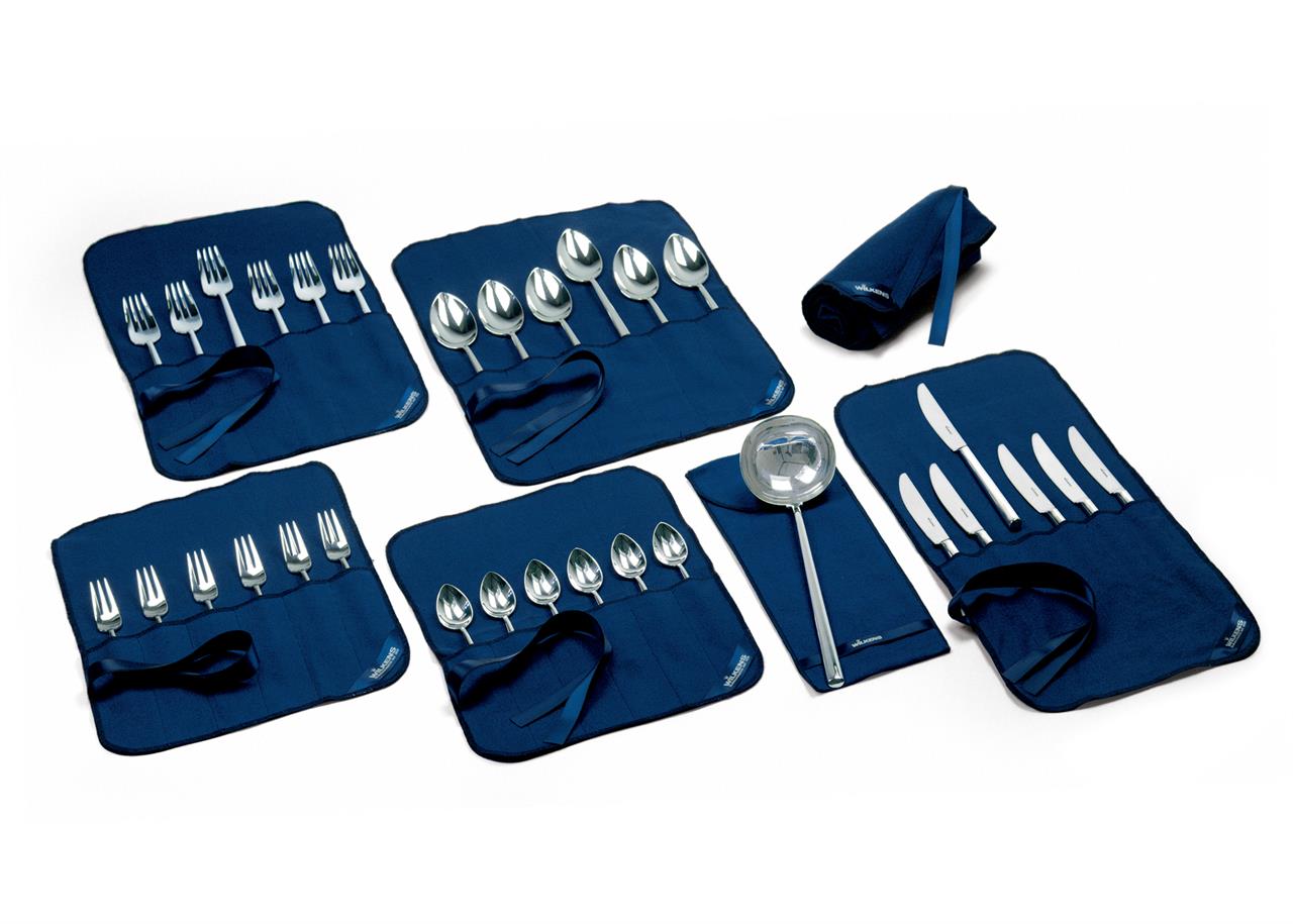 Das Bild zeigt ein Bestecktaschen-Set mit 30 Teilen, ordentlich in blauen Stofftaschen sortiert. Enthalten sind Gabeln, Messer, Löffel und eine Suppenkelle.