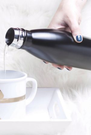 Das Bild zeigt ein Produkt namens FLSK. Es könnte sich um eine Flasche oder einen Küchenartikel handeln.