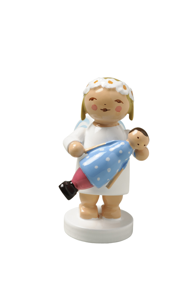 Der Margeritenengel mit Puppe ist auf dem Bild zu sehen. Es handelt sich um eine dekorative Figur mit einer Puppe.