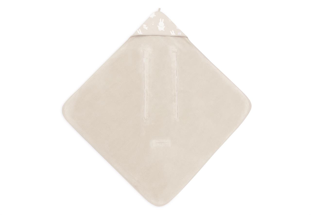 Die Einschlagdecke für Babyschale Miffy Snuffy in der Farbe Nougat ist auf dem Bild zu sehen. Sie hat eine weiche, beige Oberfläche und eine Kapuze mit Miffy-Motiven.