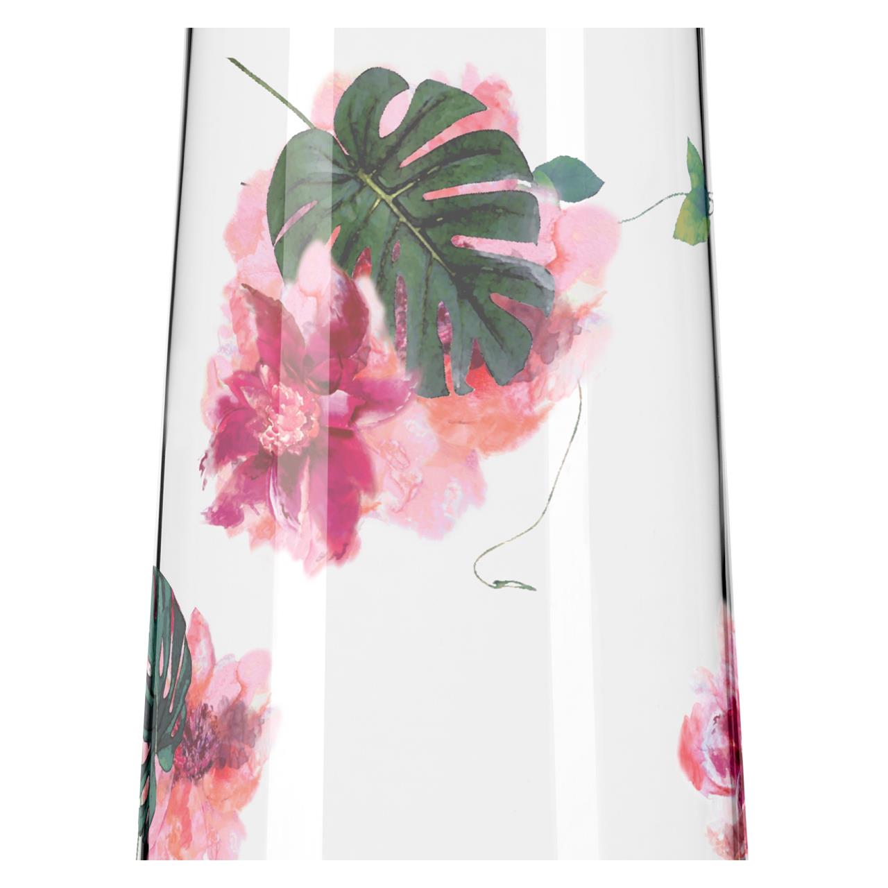 Das Bild zeigt ein Glas mit einem floralen Muster aus rosa Blumen und grünen Blättern. Die Farben sind lebendig und verleihen dem Glas ein frisches, sommerliches Aussehen.