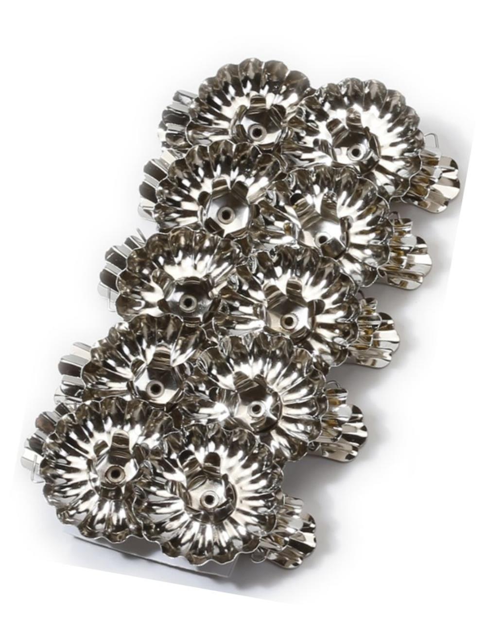 Das Bild zeigt zehn silberne Kerzenhalter-Clips aus Metall. Jeder Clip ist etwa 4 cm groß und hat eine geriffelte, runde Form.