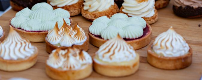 Das Bild zeigt vermutlich eine Tarte. Es handelt sich um einen Kuchen oder ein Gebäck.