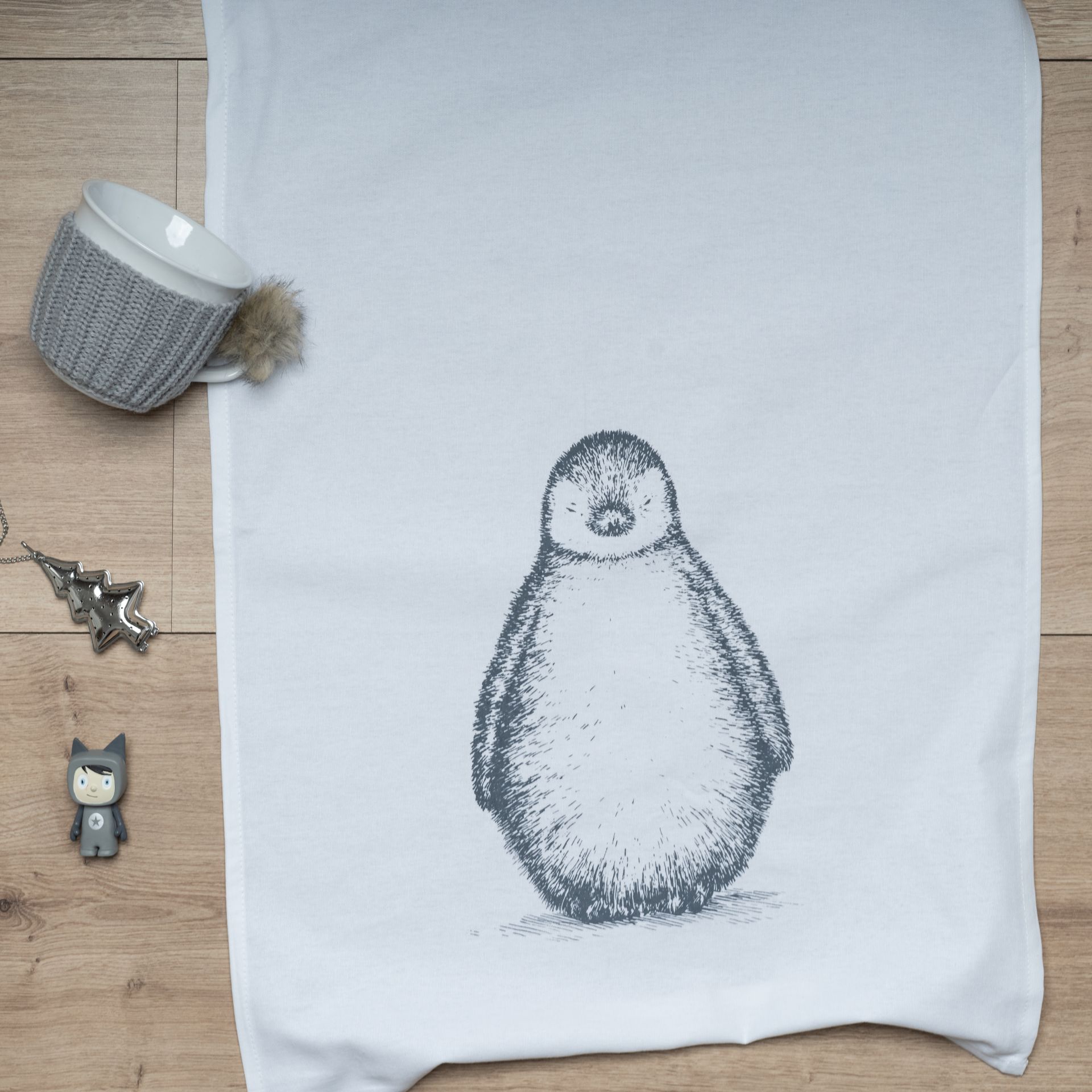 Das ist ein Geschirrtuch mit Pinguin-Motiv aus Baumwolle. Es eignet sich ideal zum Abtrocknen von Geschirr.
