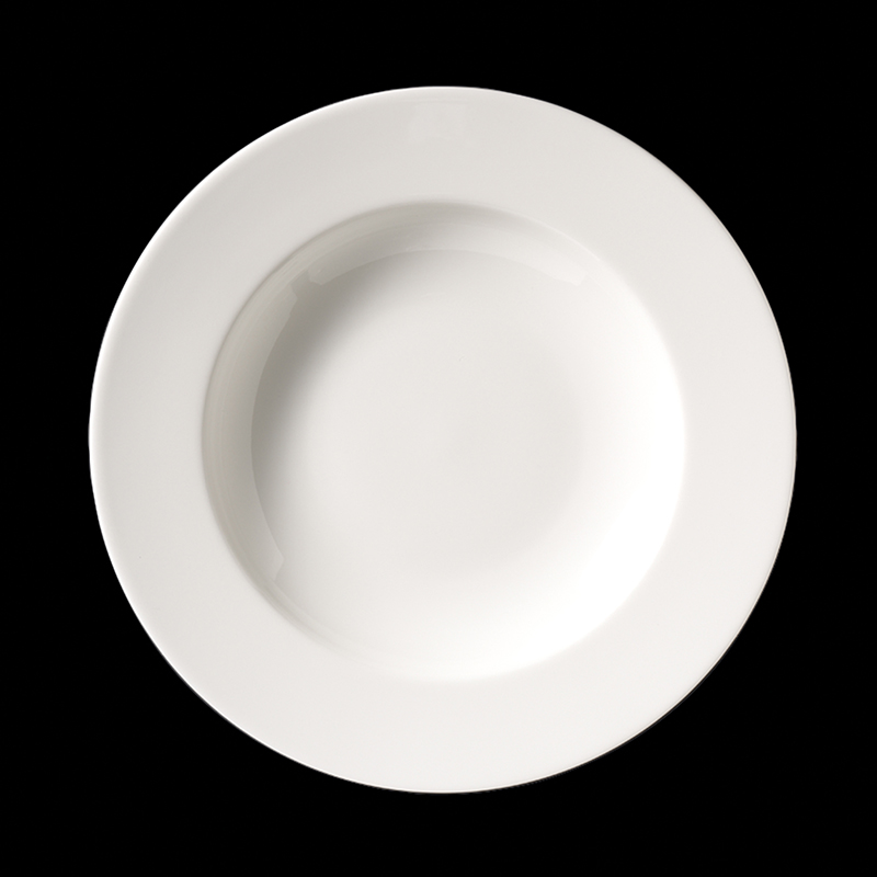 Der Teller auf dem Bild ist ein tiefer Gourmet-Teller mit einem Durchmesser von 32 cm. Er besteht aus weißem Fine Bone China und hat ein klassisches, elegantes Design.