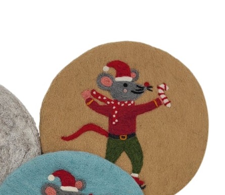 Zu sehen ist der Untersetzer Weihnachtsmaus in Beige mit 21 cm Durchmesser. Das Motiv zeigt eine weihnachtliche Maus auf dem Filzuntersetzer.