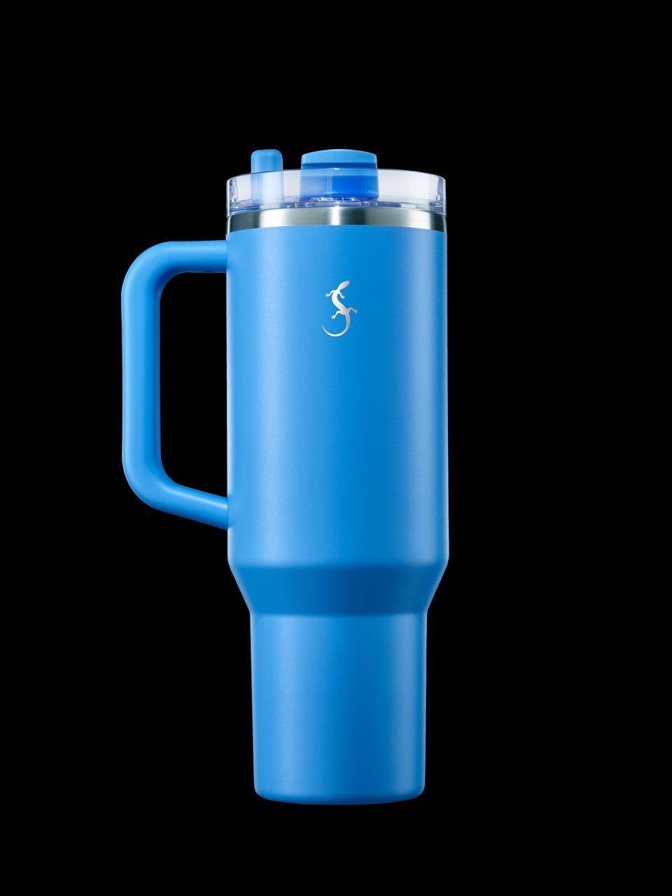 Der Isolierbecher 1,2l Azur ist ein großer, blauer Thermobecher mit Henkel und Deckel. Auf der Vorderseite befindet sich ein kleines, weißes Logo.