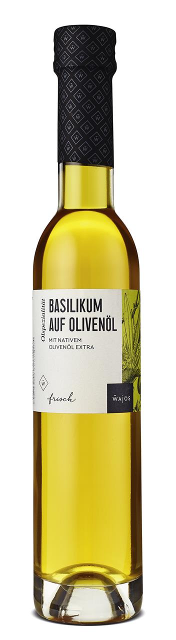 Auf dem Bild ist eine Flasche Basilikum auf Olivenöl mit 250 ml Inhalt zu sehen. Das Olivenölzubereitung stammt von der Marke Wajos und hat ein schlichtes, modernes Etikett.