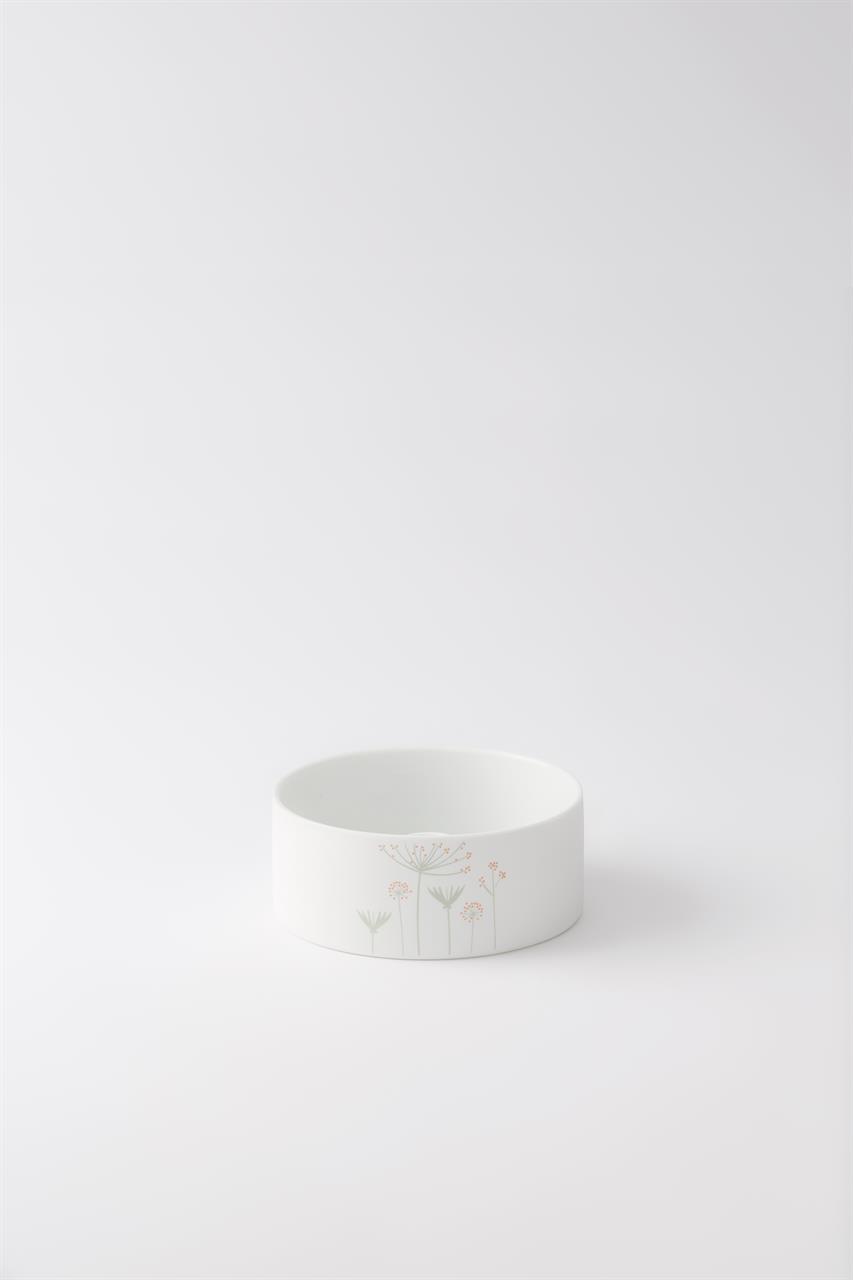 Auf dem Bild ist ein weißer Porzellankranz mit einem Durchmesser von 12 cm und einer Höhe von 5 cm zu sehen. Der Kranz ist mit zarten Blumenmotiven verziert.