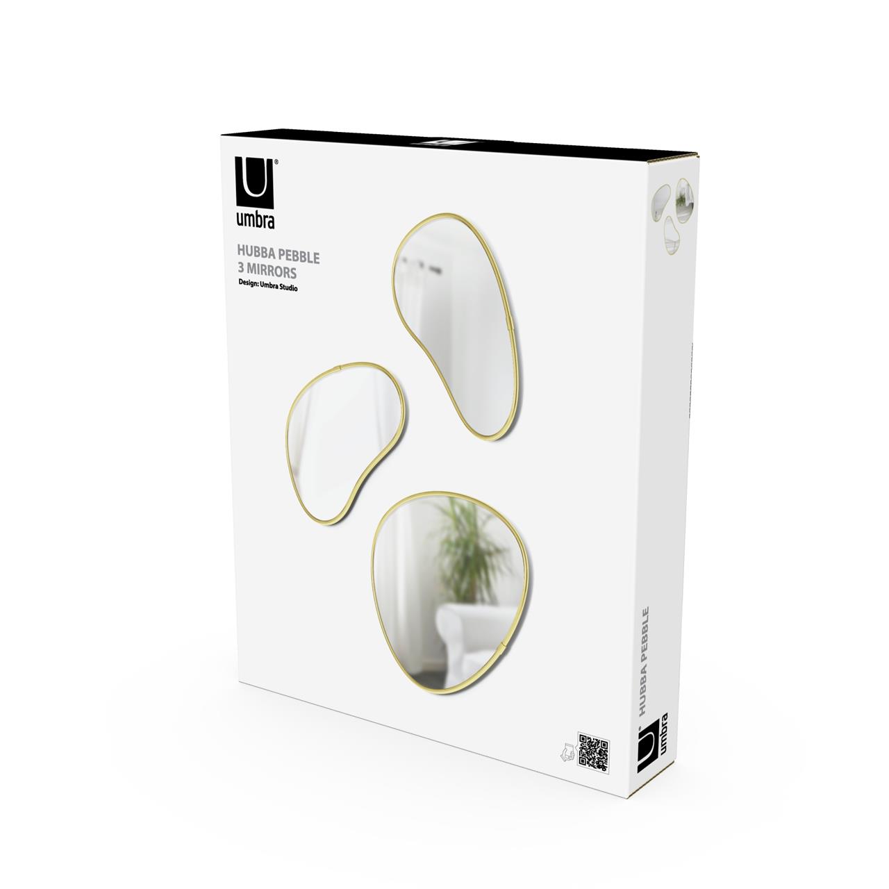 Die Abbildung zeigt die Verpackung des Produkts "Hubba Pebble Set of 3 Brass". Auf der Vorderseite sind drei spiegelnde, unregelmäßig geformte Spiegel mit Messingrahmen abgebildet.