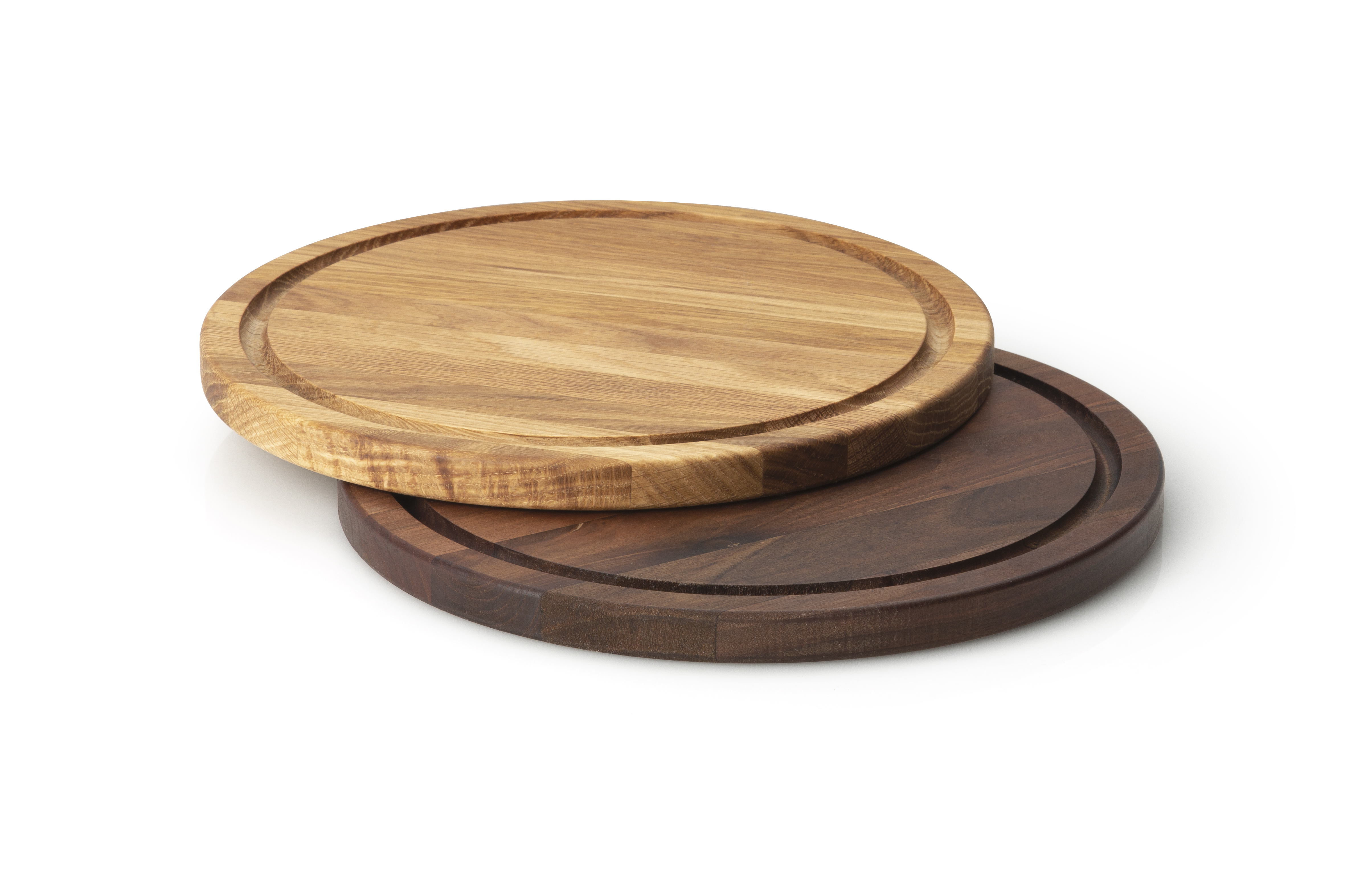 Auf dem Bild sind zwei runde Holzschneidebretter zu sehen. Eines ist aus hellem Holz, das andere aus dunklem Holz, und sie liegen übereinander.