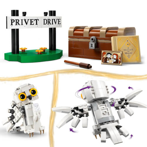 Auf dem Bild sind verschiedene LEGO-Modelle zu sehen, darunter ein Privet-Drive-Schild, eine Truhe und eine Eule. Auch ein kleines Buch, ein Foto und ein Zauberstab sind abgebildet.