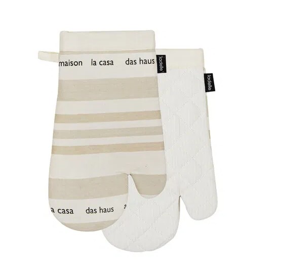 Topfhandschuhe 2er Set "La Casa" in taupe sind auf dem Foto zu sehen. Sie bieten Schutz beim Umgang mit heißen Töpfen.