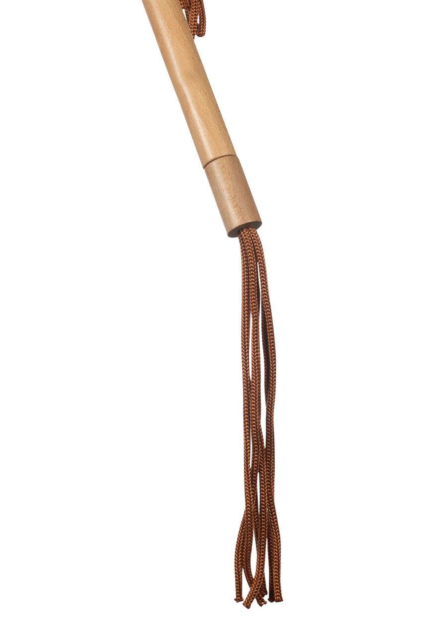 Das Bild zeigt ein Stück eines Holzstabs mit mehreren braunen Schnüren am Ende. Es handelt sich um einen Teil des Produkts "Hobby Horse -Premium- Dunkelfuchs".