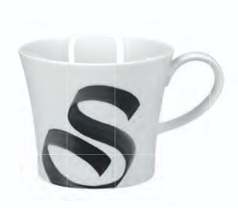 Die Abbildung zeigt eine weiße Tasse mit einem großen schwarzen Buchstaben "S" darauf. Es handelt sich um das Produkt "Becher Berlin S Alphabet Edition".