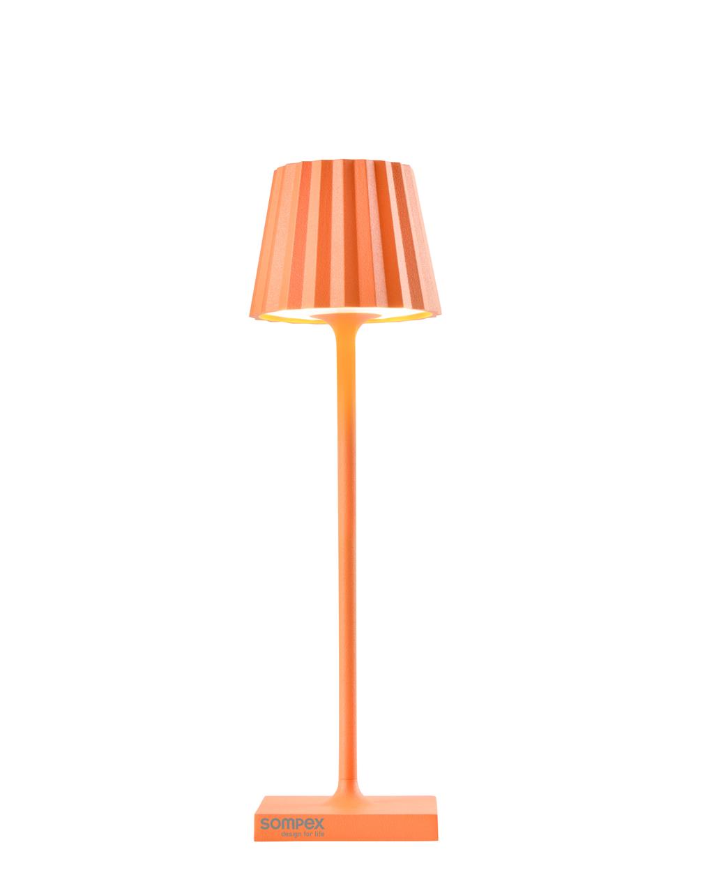 Die Abbildung zeigt eine orangefarbene Outdoorleuchte namens TROLL NANO. Die Lampe hat ein modernes Design mit einem geriffelten Lampenschirm und einem schlanken Standfuß.