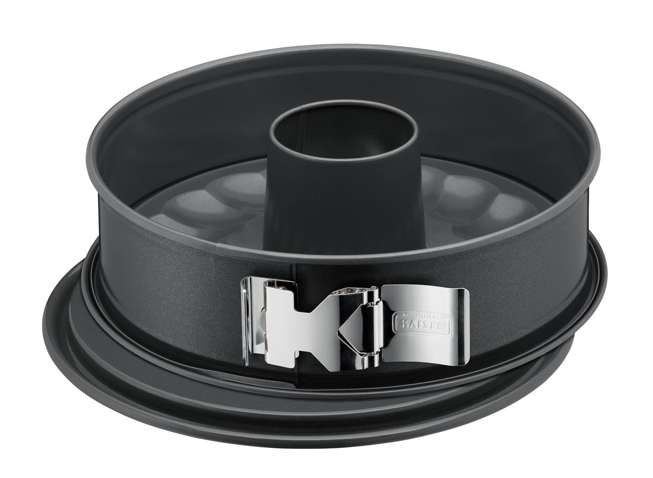 Das Bild zeigt eine Springform mit Rohrboden in der Größe 28 cm. Die Form ist schwarz und hat einen silbernen Verschluss auf der Seite.