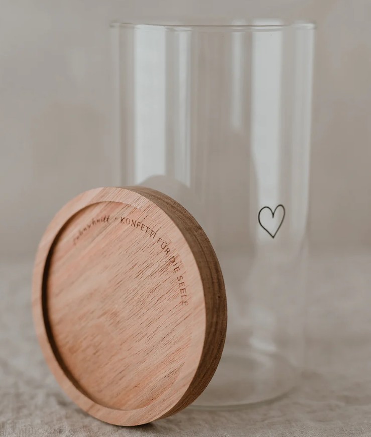Vorratsglas in Herzform mit schwarzem Deckel, 19 cm hoch. Das Glas eignet sich perfekt zur Aufbewahrung von Lebensmitteln oder Dekoration.