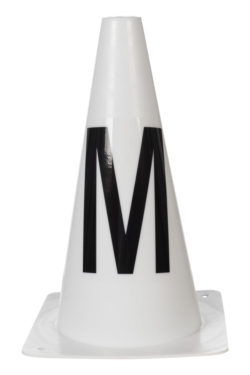 Auf dem Bild ist ein weißer Pylon mit dem Buchstaben "M" in schwarzer Farbe zu sehen. Es handelt sich um einen Bahnpylon für Dressur oder Hobby Horsing.