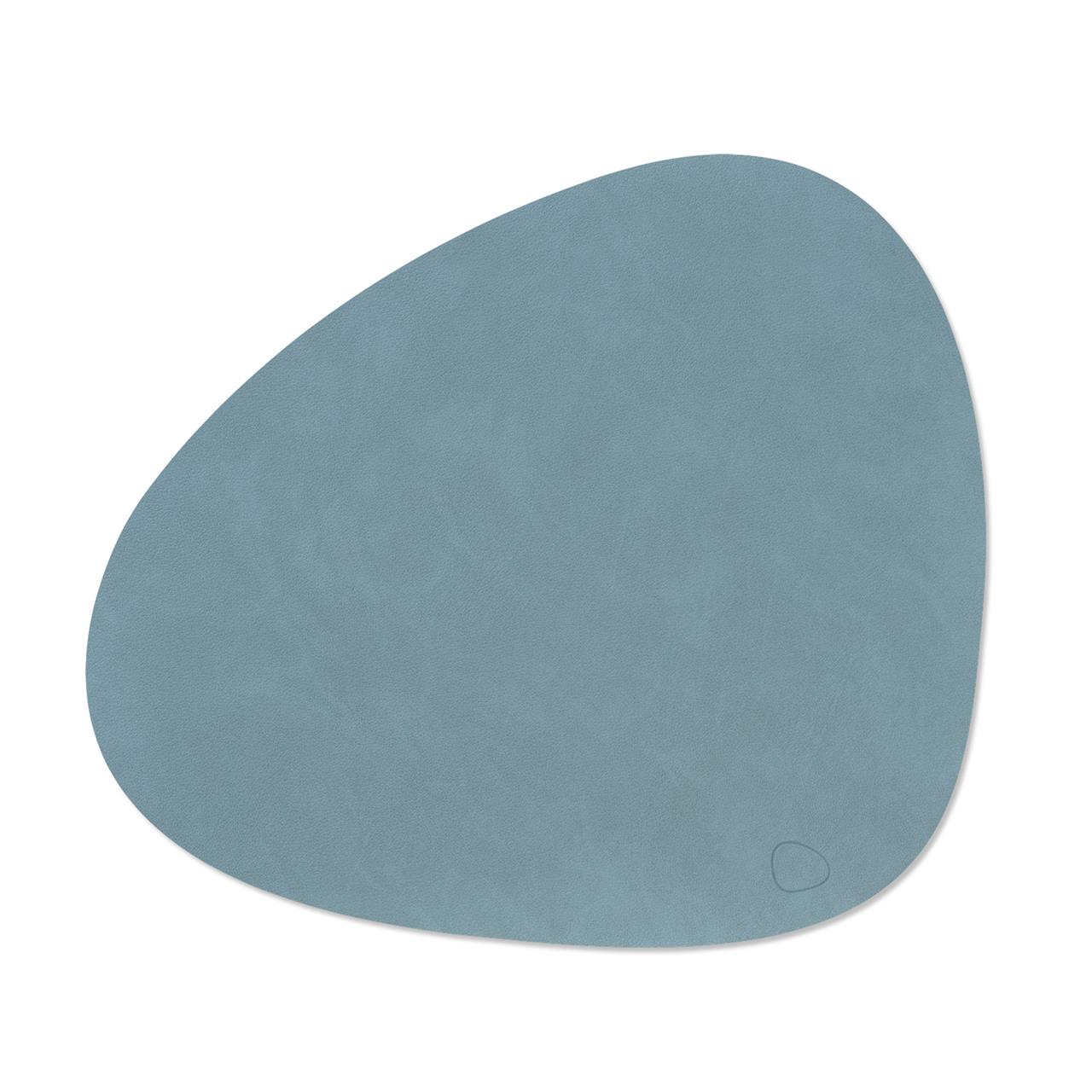 Das Bild zeigt einen hellblauen, organisch geformten Tischuntersetzer der Serie „Curve Nupo“. Die Oberfläche wirkt weich und hat eine dezente Struktur.