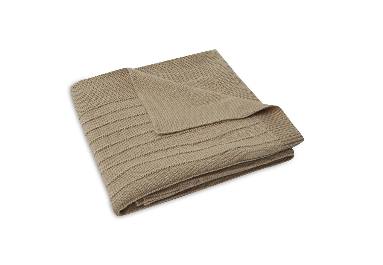 Die Abbildung zeigt eine beige Strickdecke in der Größe 75x100 cm. Sie ist weich und eignet sich ideal für Wiegen oder Kinderbetten.