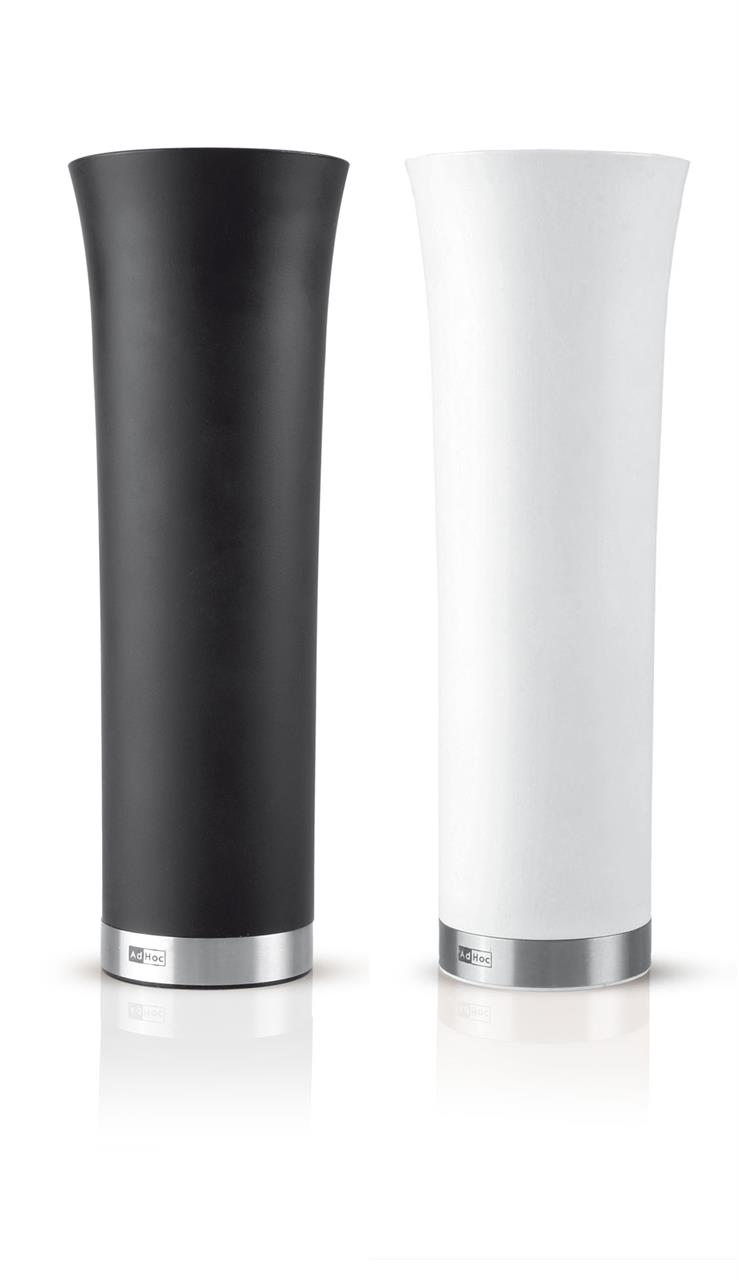 Auf dem Bild sind zwei elektrische Kippmühlen für Pfeffer und Salz der Serie "Milano" zu sehen. Eine Mühle ist schwarz, die andere ist weiß, beide mit einem silbernen Fuß.