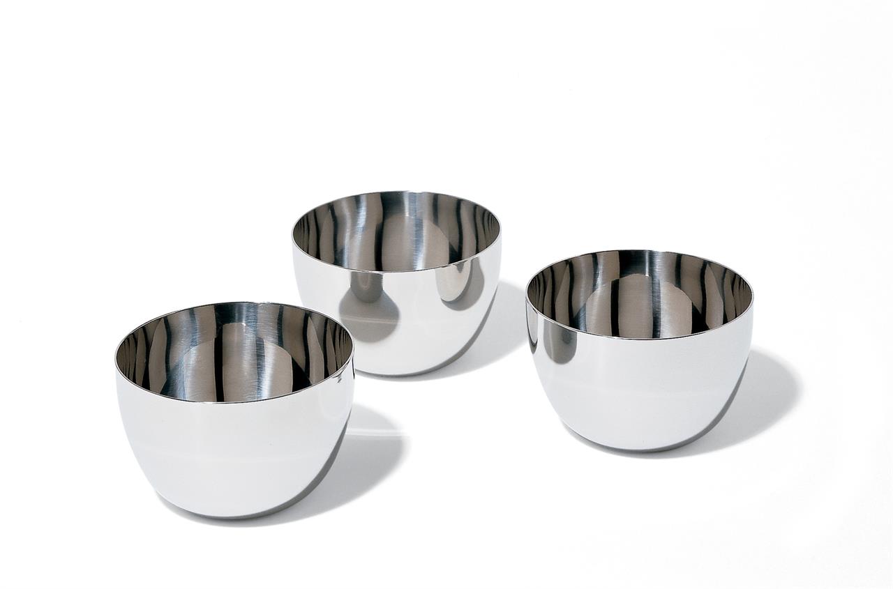 Das Bild zeigt drei Edelstahlschalen aus dem Set "Schalen Mami 3er Set Edelstahl". Die glänzenden Schalen stehen auf einer weißen Oberfläche.