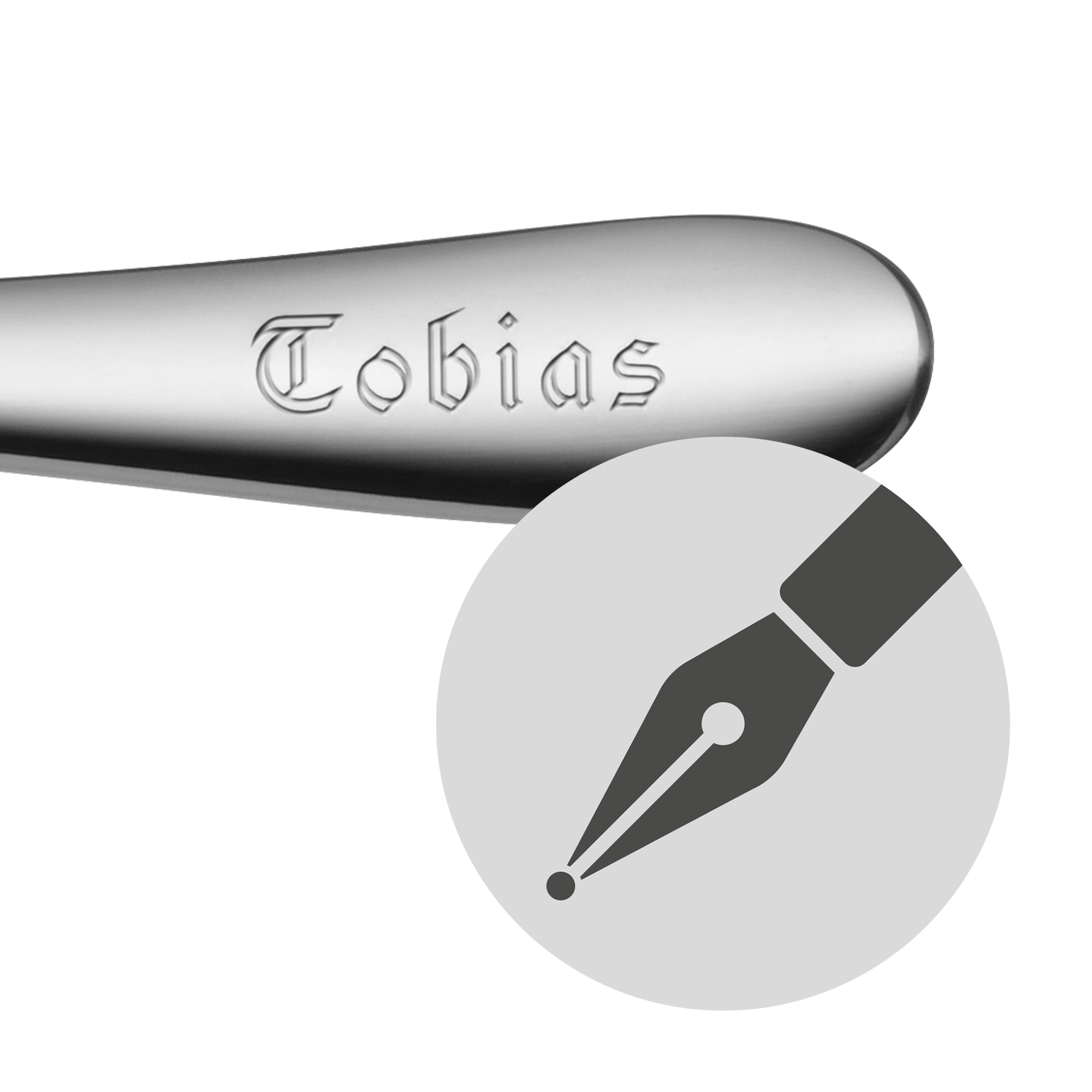 Auf dem Bild ist ein gravierter Metallgegenstand mit dem Namen "Tobias" zu sehen. Unten rechts befindet sich ein Symbol einer Füllfeder.