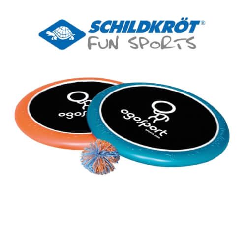 Auf dem Bild sind zwei runde OgoSport-Spielgeräte, eines mit orange und eines mit blauem Rand, zu sehen. Davor liegt ein bunter, flauschiger Ball und darüber steht das Logo von Schildkröt Fun Sports.