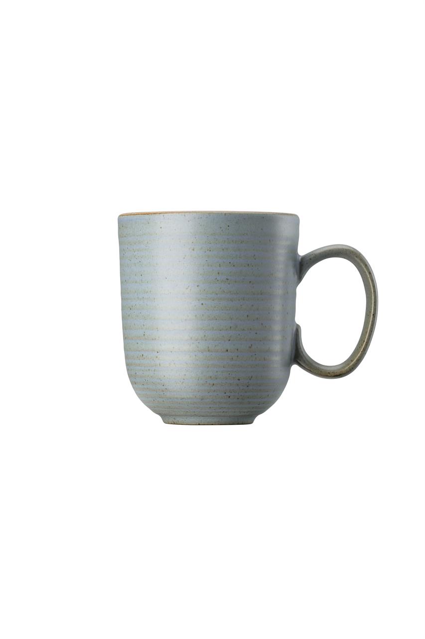 Auf dem Bild ist ein Becher mit Henkel zu sehen, der ein Fassungsvermögen von 0,4 Litern hat. Der Becher ist in einem natürlichen, wasserblauen Farbton gehalten.