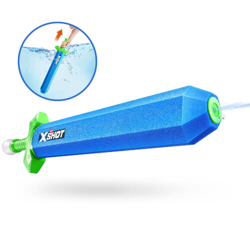 Das Bild zeigt eine blaue Wasserspritze mit grünem Griff der Marke X-Shot. In einem kleinen Kreis oben links wird gezeigt, wie die Wasserspritze im Wasser aufgezogen wird.